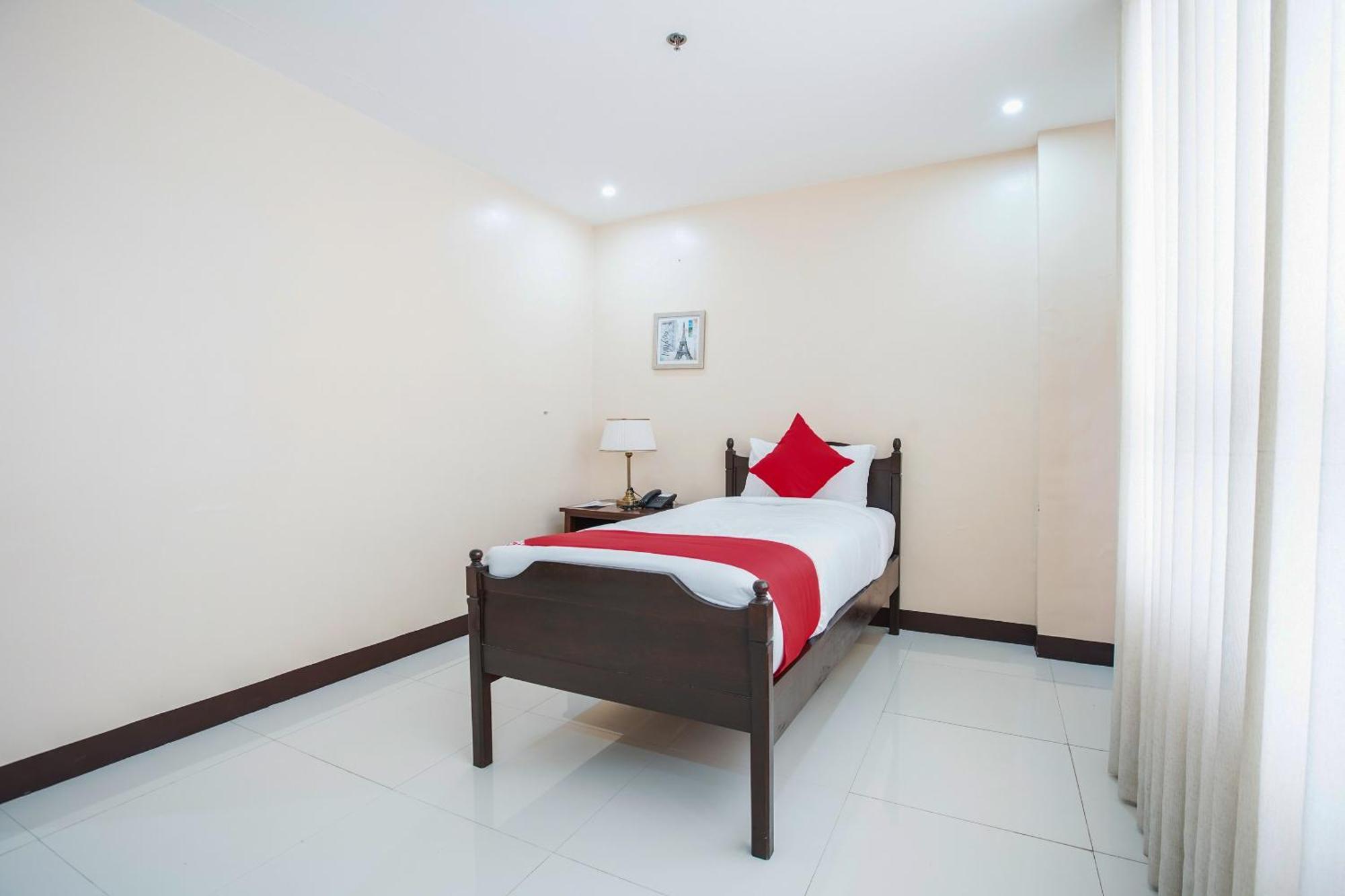 Oyo 236 Hotel Edmundo Pototan Buitenkant foto