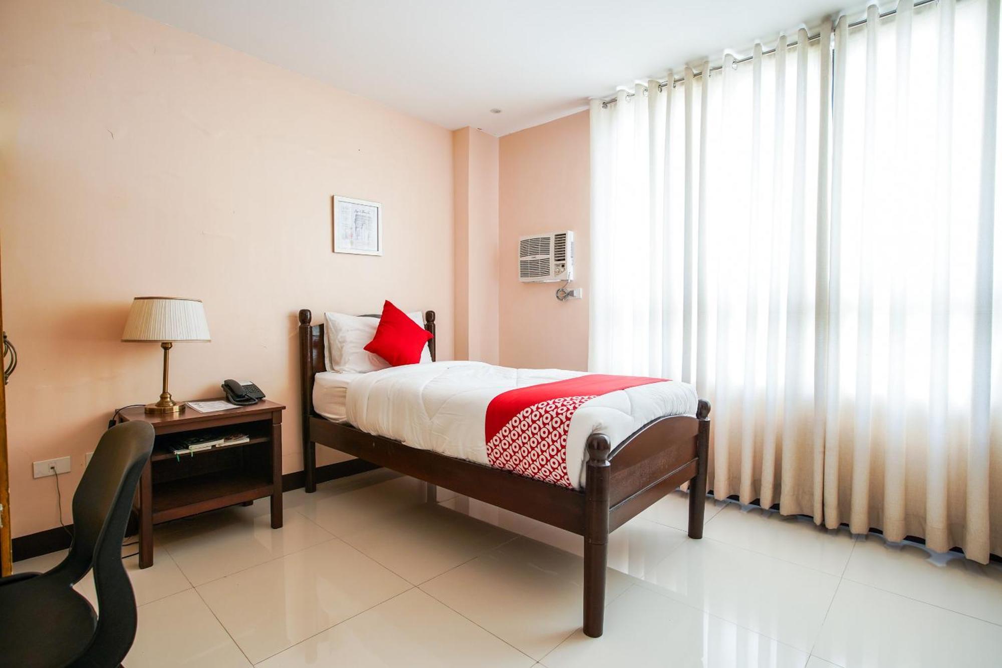 Oyo 236 Hotel Edmundo Pototan Buitenkant foto