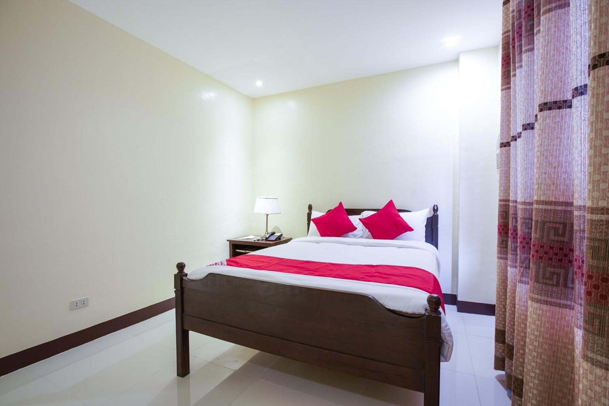 Oyo 236 Hotel Edmundo Pototan Buitenkant foto