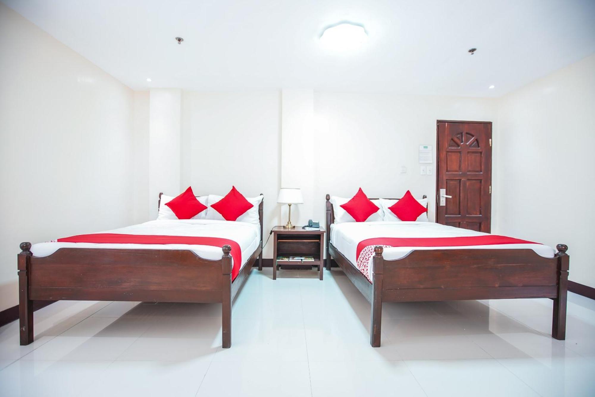 Oyo 236 Hotel Edmundo Pototan Buitenkant foto
