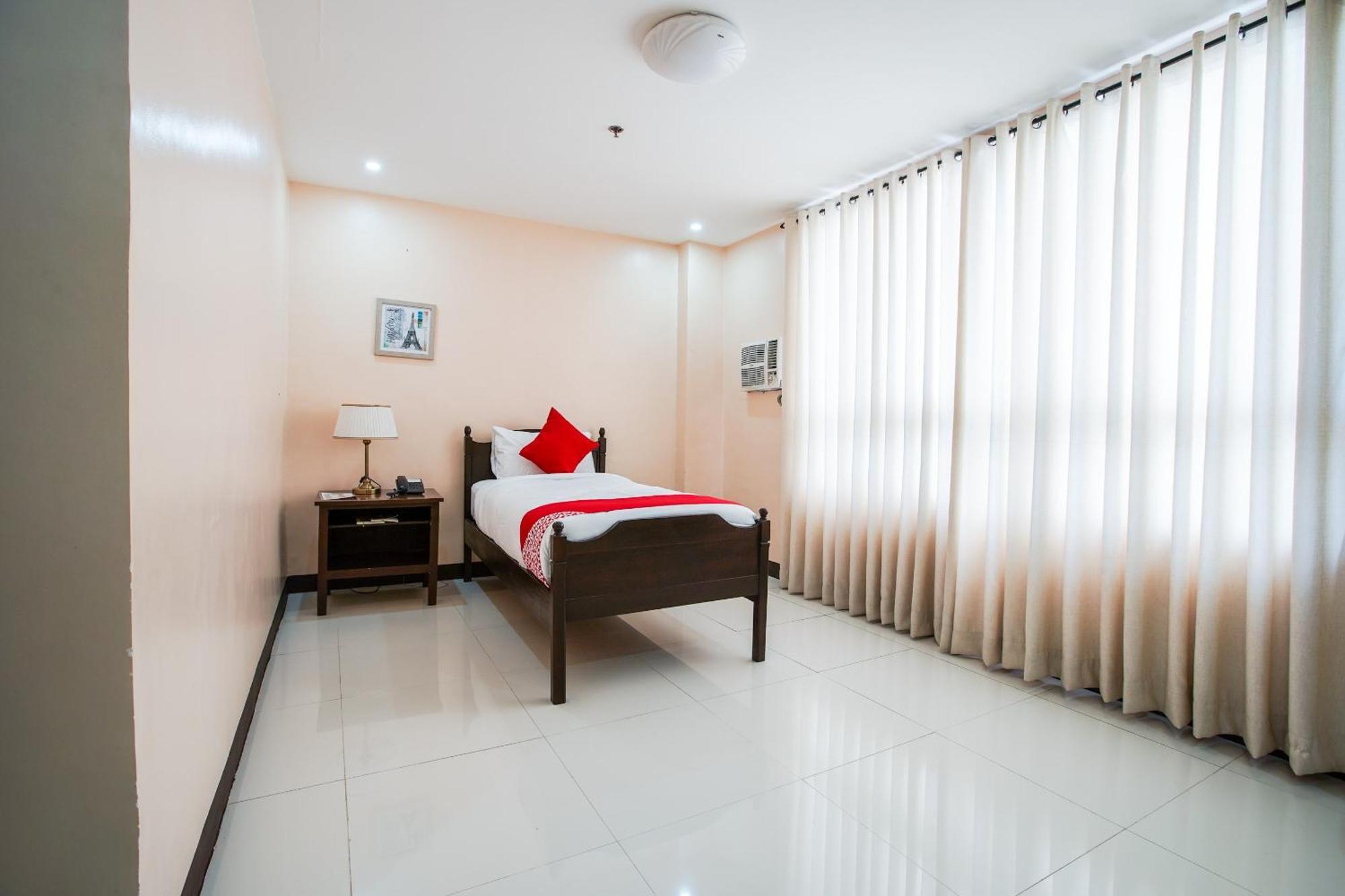 Oyo 236 Hotel Edmundo Pototan Buitenkant foto